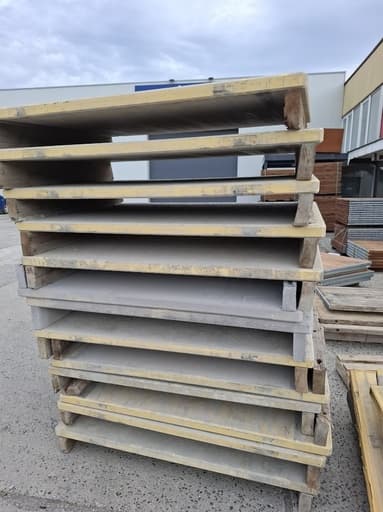 Panneau de coffrage plastique 145 x 110 x 5 cm  avec pieds - second choix